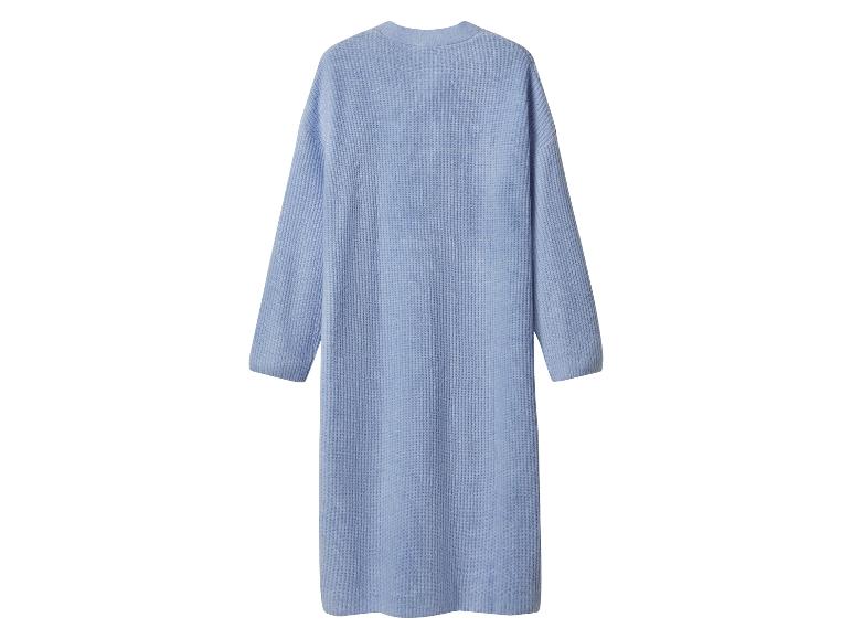 Lichtblauw lang gebreid vest met ribtextuur, achteraanzicht.