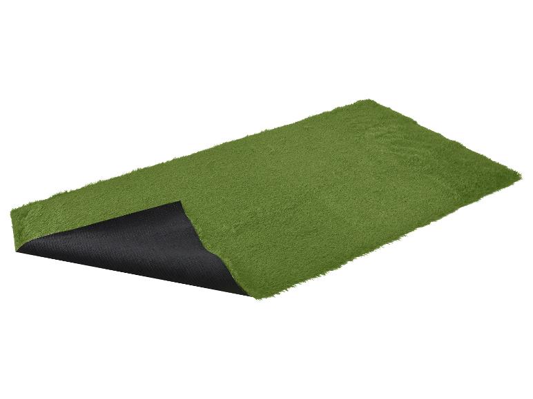Rol groen kunstgras met de zwarte onderkant zichtbaar.