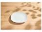 Leeg wit bord op een houten tafel met bladschaduwen