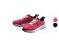 Een paar roze sportschoenen met witte veters en een witte zool