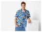 Lidl shirt met korte mouwen, blauw pixelpatroon en jeans.