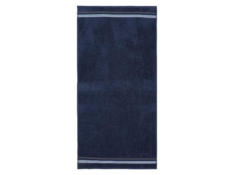 Donkerblauwe badhanddoek met een decoratief streepjespatroon aan de randen.