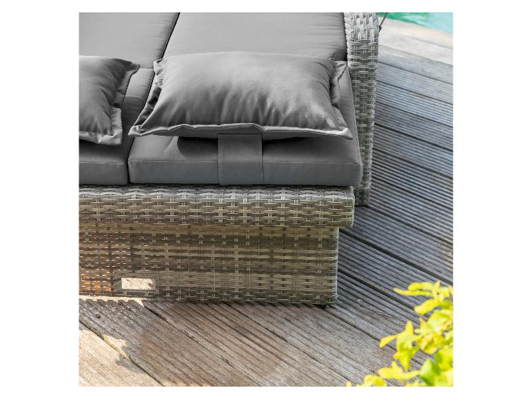 Grijze buiten loungeset met kussens op een houten vlonder naast een zwembad.