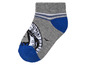 Een grijze sok met blauwe accenten en een printje.