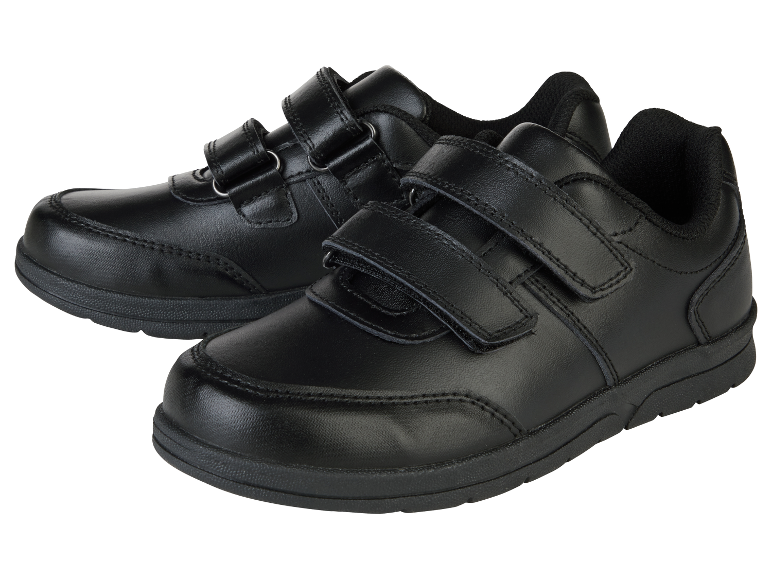 Twee paar zwarte kinderschoenen met klittenbandsluiting