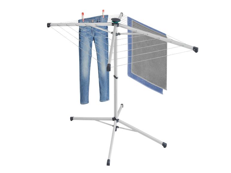 Waslijn met jeans en handdoeken.