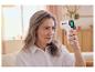 Vrouw meet haar temperatuur met de SENSIPLAST® infraroodthermometer.