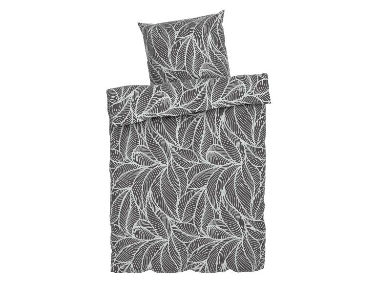 Beddengoed met een patroon van gestileerde bladeren, grijze en lichtgroene tinten.