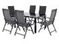Tuinmeubelset met zwarte tafel en zes opvouwbare stoelen.