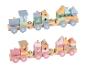 Twee houten treinen met bouwblokken met dieren- en natuurthema in pastelkleuren.