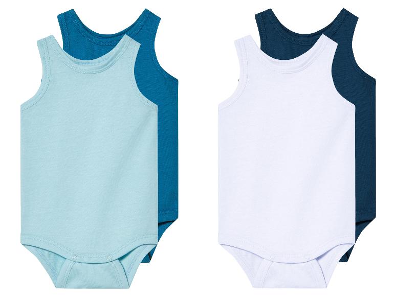 Twee baby rompertjes, één lichtblauw en één wit, plus een donkerblauw en een marineblauw rompertje.