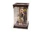 Dobby-figuur uit de serie Magische Wezens in een glazen vitrine.