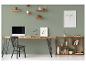 Thuiswerkplek met bureau, stoel, planken en planten in een rustgevende groene tint.