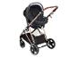 Rose gouden kinderwagen met baby autostoeltje.