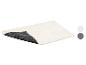 Beige badmat met houtnerf reliëf en antislip achterkant met bloemenpatroon.