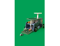 Houten speelgoedcamper met kleine auto's op een groene achtergrond.