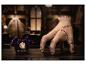 Handfiguur en paarse pennenhouder met 'WEDNESDAY'-tekst op een houten tafel.