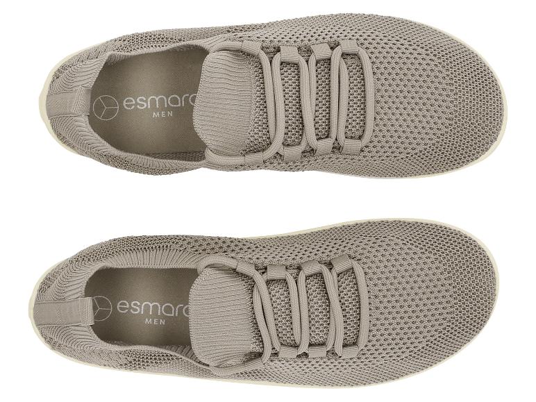 Een paar beige gebreide sportschoenen voor heren, bovenaanzicht.
