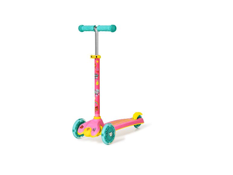 Roze driewielstep met stripfiguren en turquoise wielen.