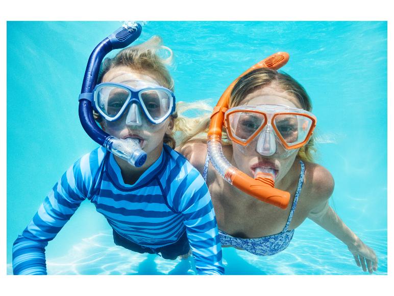 Twee kinderen snorkelen onder water, met zwemshirts en bikini's.