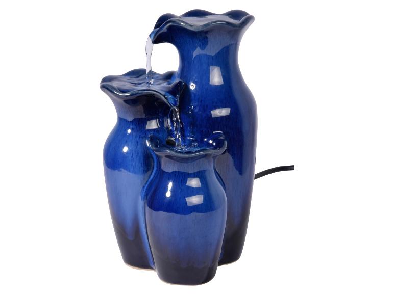 Blauwe keramische binnenfontein met drie vazen en stromend water.