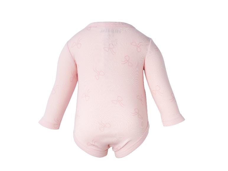 Roze babyromper met lange mouwen en strikjespatroon, achteraanzicht.