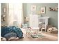 Kinderkamer met bed, tafel en stoelen, kledingkast, commode en speelgoed in pasteltinten.