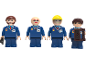 Vier speelgoedfiguren van supermarktmedewerkers in blauwe uniformen.