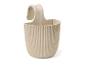 Beige hangende opbergbak met geribbelde textuur