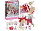 Kerst adventskalender met pop, kleedjes en feestelijke accessoires.