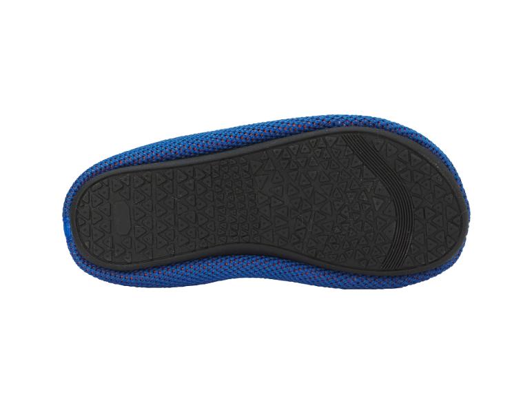 Blauwe schoenzool met antislip driehoekig patroon op een witte achtergrond.