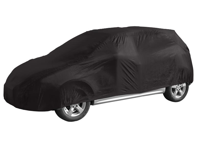 Auto bedekt met een zwarte beschermhoes, met wielen en zijskirts zichtbaar.
