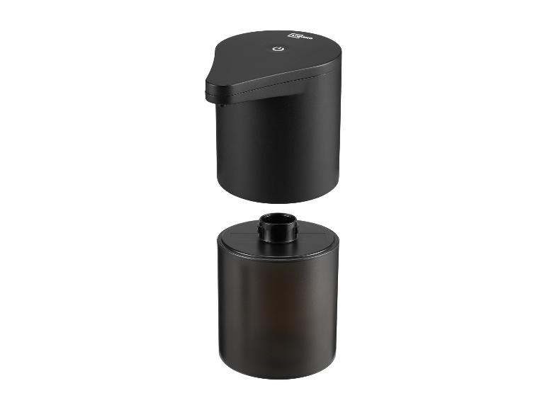 Zwarte zeepdispenser met afneembare fles.