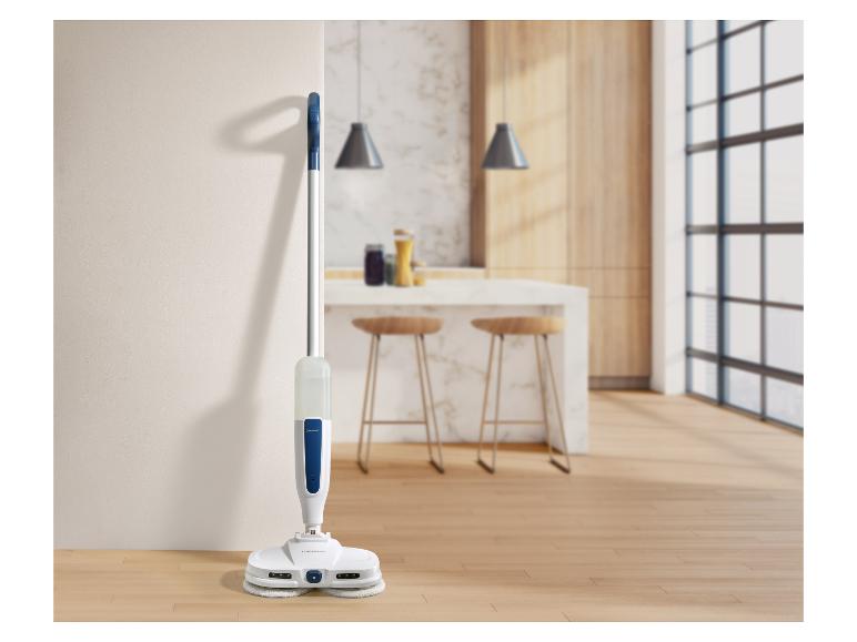 SilverCrest elektrische dweil in een moderne keuken met houten vloer.