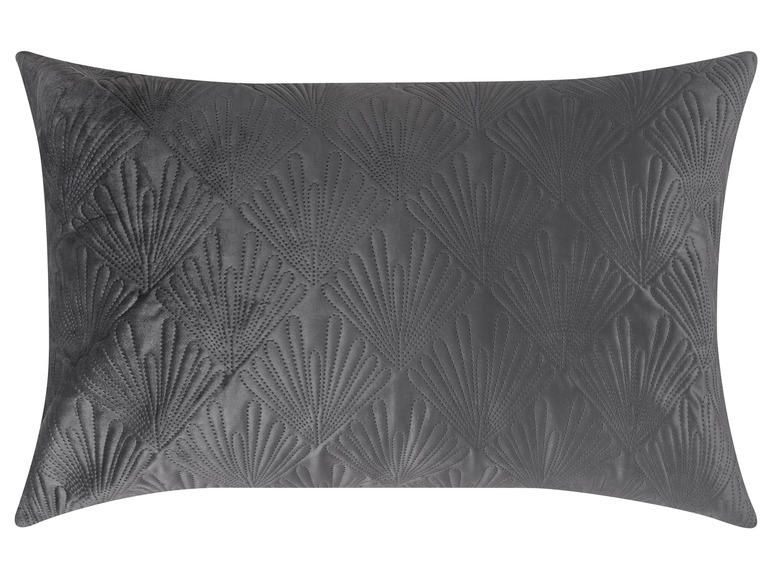 Een grijs kussen met een gestikt, zonnestraal-patroon.