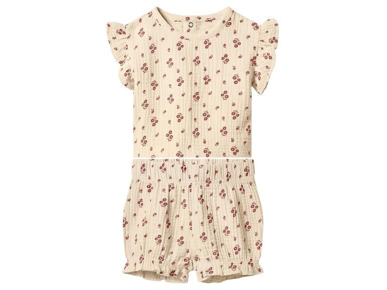 Tweedelige babyset met bloemenpatroon, inclusief een top met ruchesmouwen en bijpassende shorts.