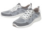 Twee paar grijze sneakers met witte veters.