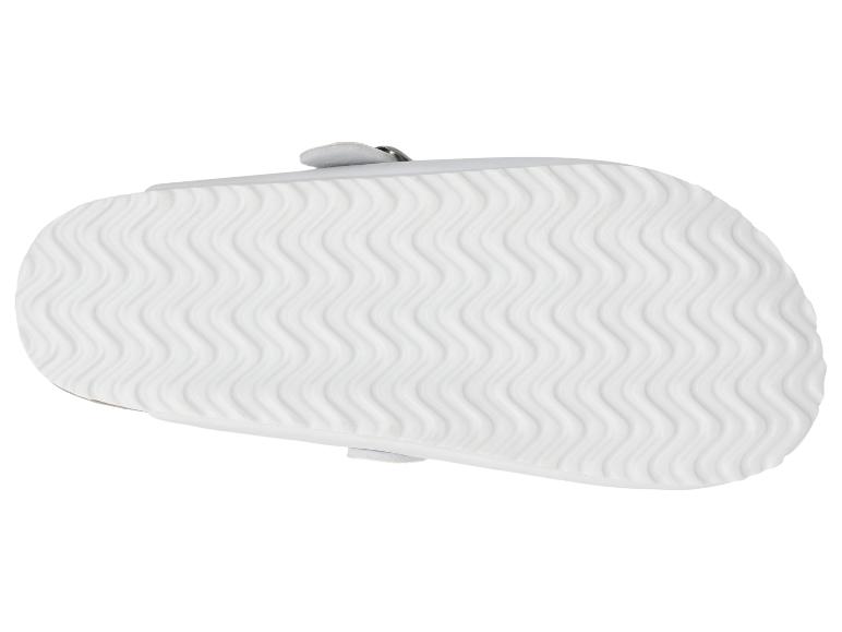 Zool van een witte sandaal met een golvend patroon