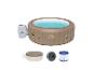 Opblaasbare jacuzzi met blauw water, afdekking, pomp en filter.