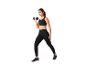 Vrouw traint met dumbbells, draagt leggings en sportbeha.