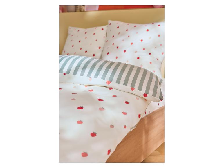 Kinderbeddengoed met aardbeien en strepen, kussens en dekbed.