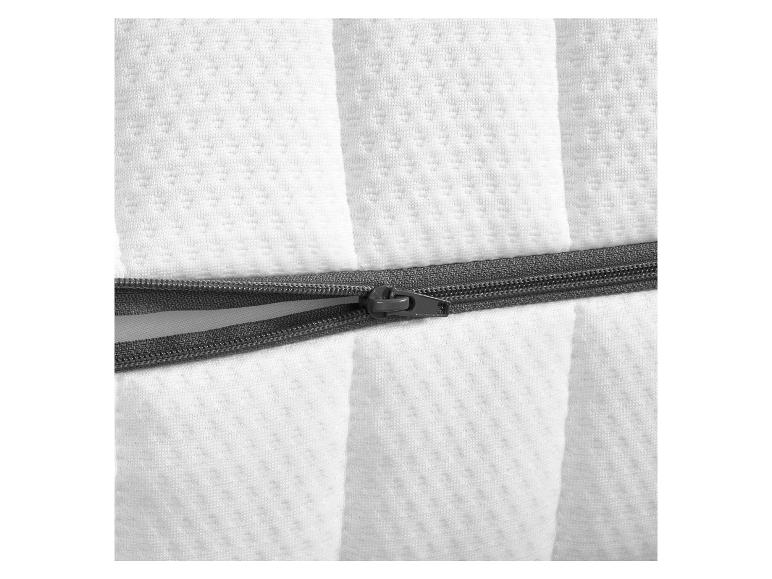 Een witte matras met een rits.