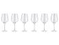 Zes lege wijnglazen op een witte achtergrond.