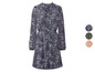 Een blauwe jurk met bloemenprint.