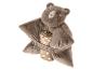 Bruine teddybeer knuffel die een bruine deken met stippen vasthoudt.