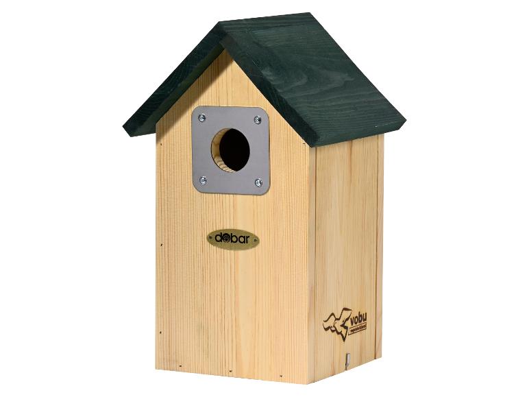 Houten vogelhuisje met groen dak en metalen ingangsopening.