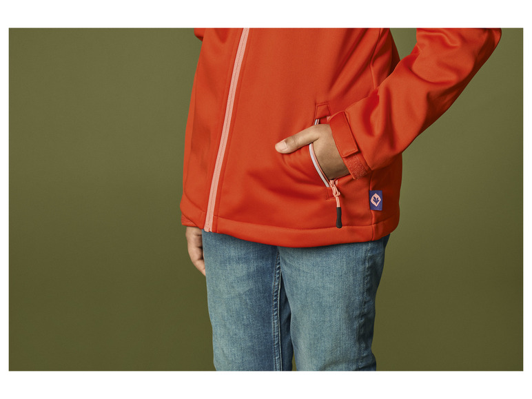 Een oranje softshell jack met een klein logo en een ritszak.