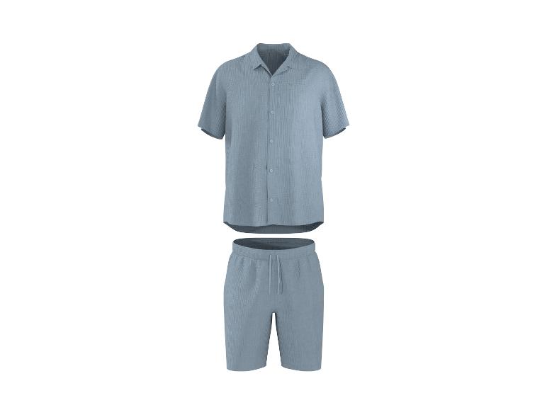 Lichtblauwe herenset met overhemd met korte mouwen en korte broek.