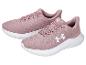 Een paar roze Under Armour sneakers met witte zool.