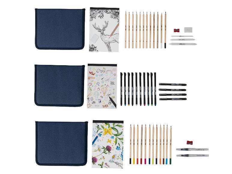 Drie creatieve kunstsets: potloden, stiften, schetsboek en accessoires.